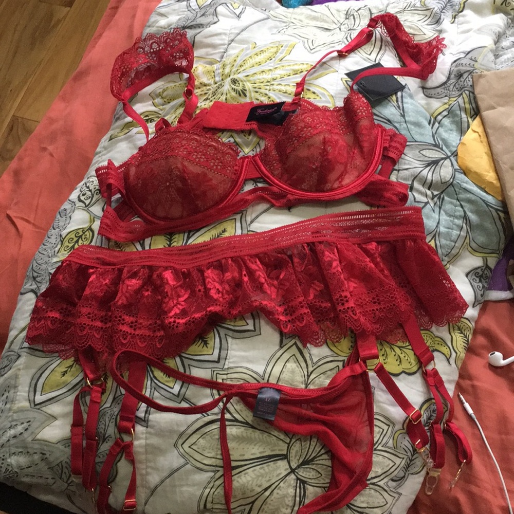 NWT Fredericks Scalloped Lace Bra Set RED LARGE